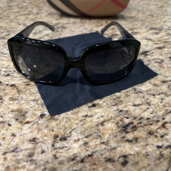 Burberry sunglasses - Picture 2 of 3